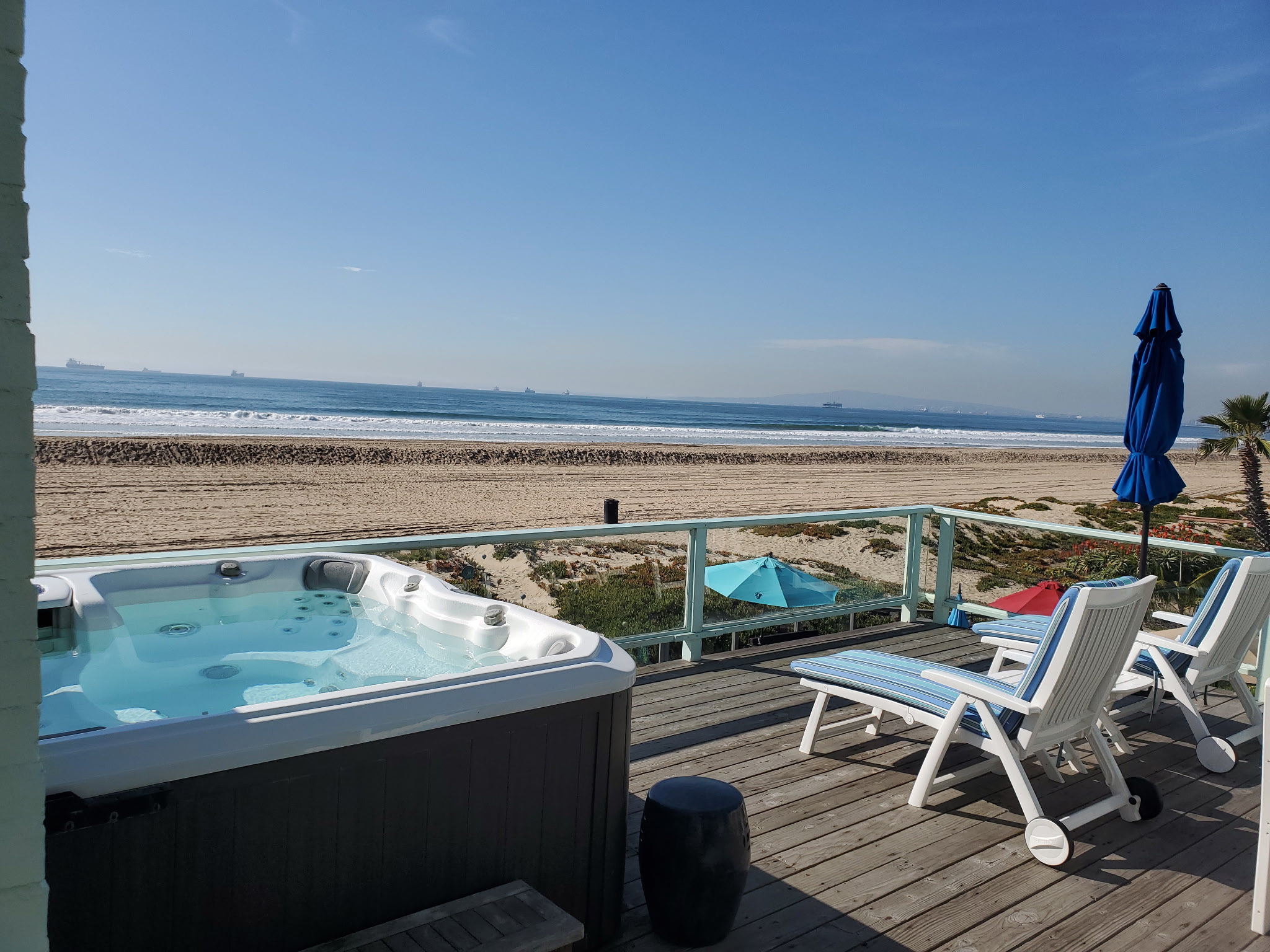 Jacuzzi overlooking the ocean